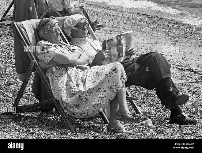 elderly-day-trippers-from-londons-east-end-relax-in-the-summer-sunshine-on-the-beach-at-southend-essex-24th-july-1963-1704-2HJABJA